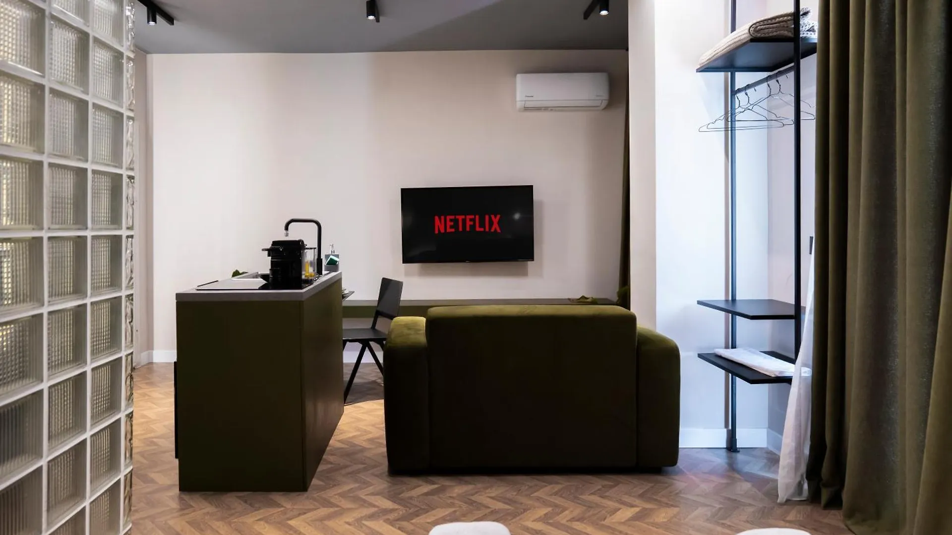 Muz Studios Tirana 0*,  Albania