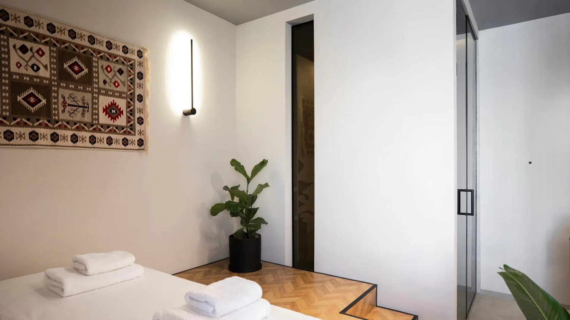 Muz Studios Tirana 0*,  Albania